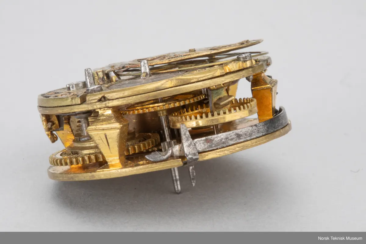 Grovt verk, simpel gravering. uten kjede. Uten skive.