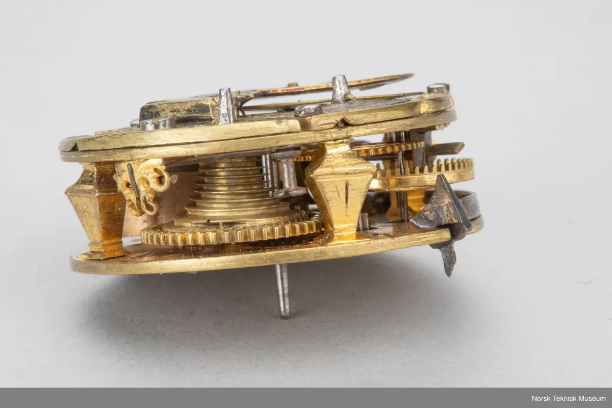 Grovt verk, simpel gravering. uten kjede. Uten skive.