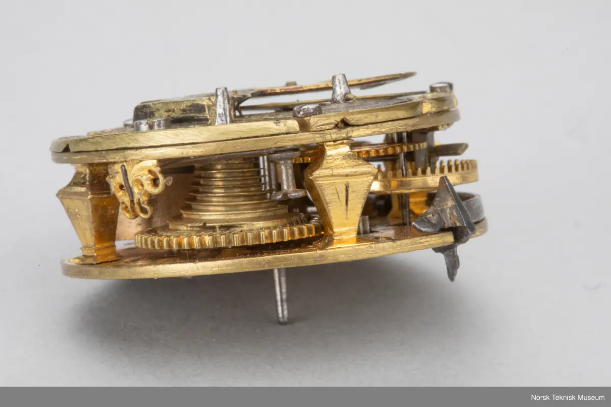 Grovt verk, simpel gravering. uten kjede. Uten skive.