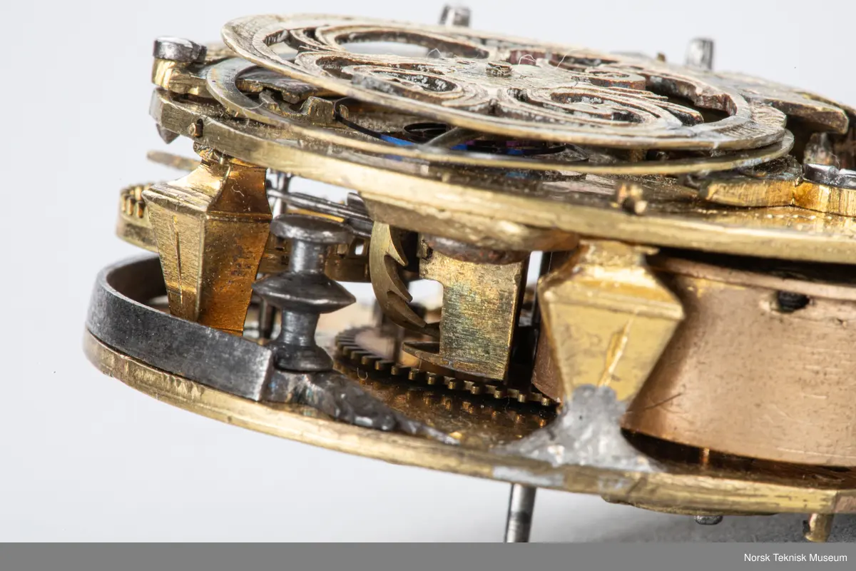 Grovt verk, simpel gravering. uten kjede. Uten skive.