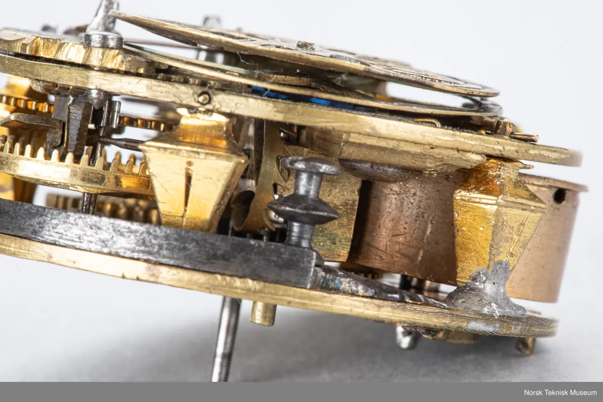 Grovt verk, simpel gravering. uten kjede. Uten skive.