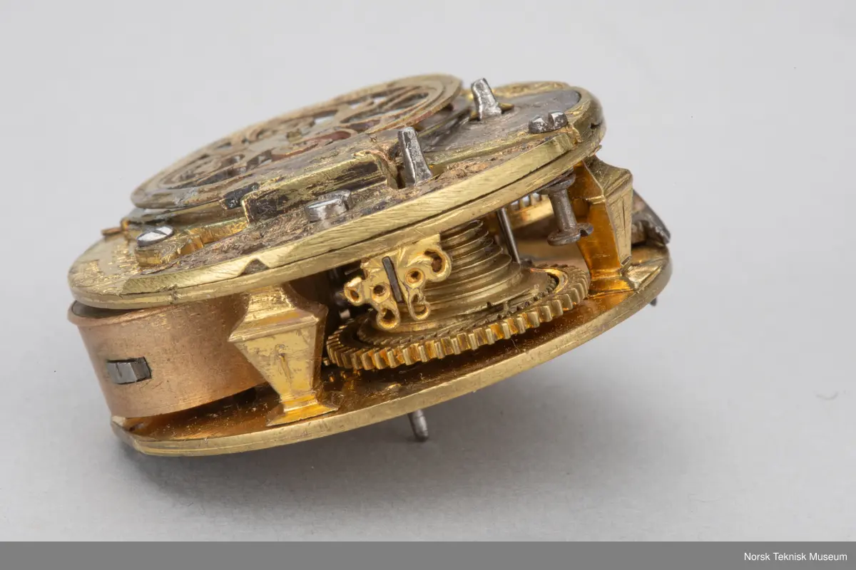 Grovt verk, simpel gravering. uten kjede. Uten skive.