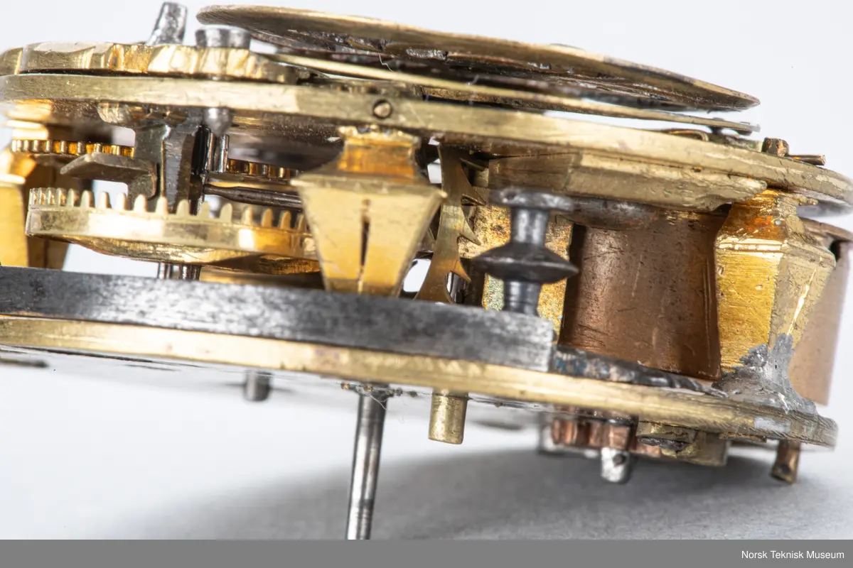 Grovt verk, simpel gravering. uten kjede. Uten skive.