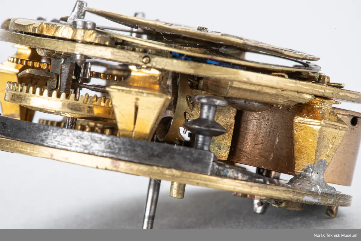 Grovt verk, simpel gravering. uten kjede. Uten skive.