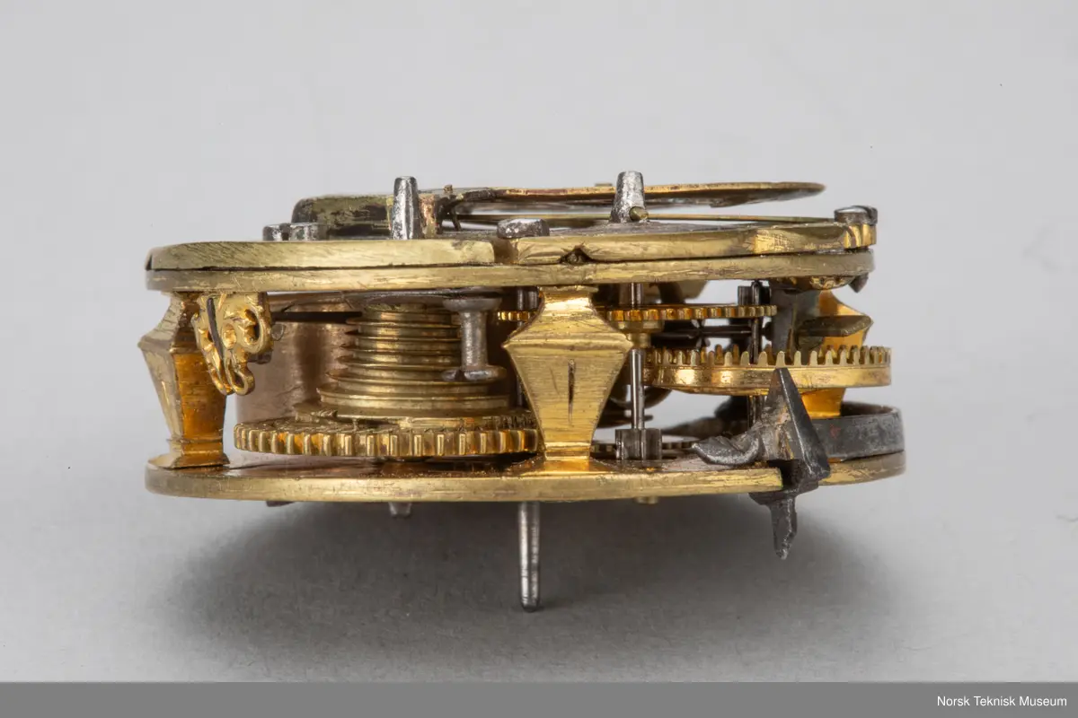 Grovt verk, simpel gravering. uten kjede. Uten skive.