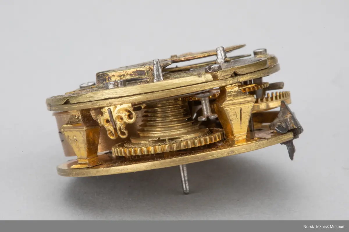 Grovt verk, simpel gravering. uten kjede. Uten skive.