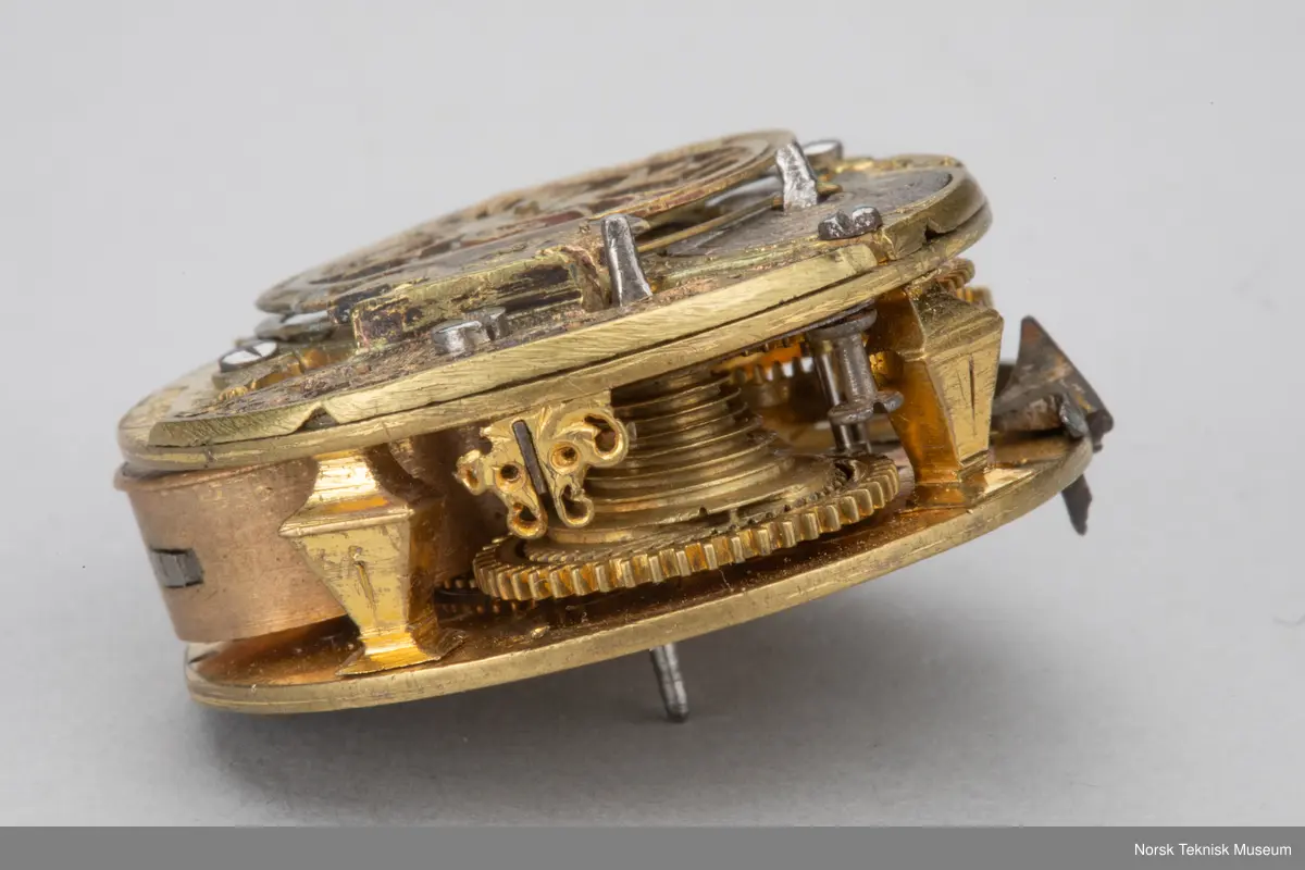 Grovt verk, simpel gravering. uten kjede. Uten skive.