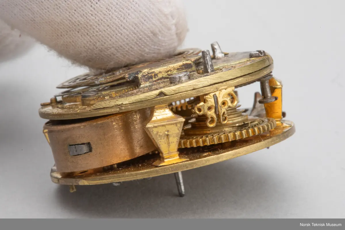 Grovt verk, simpel gravering. uten kjede. Uten skive.