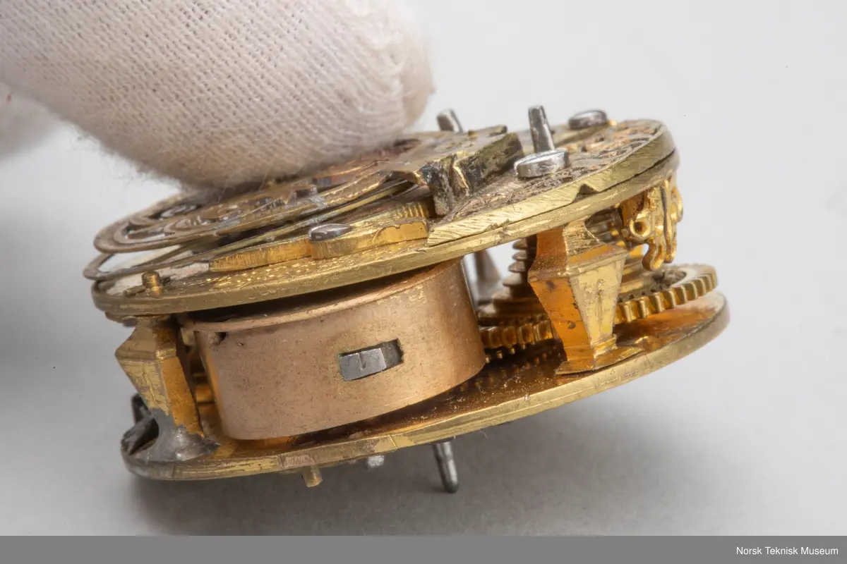 Grovt verk, simpel gravering. uten kjede. Uten skive.