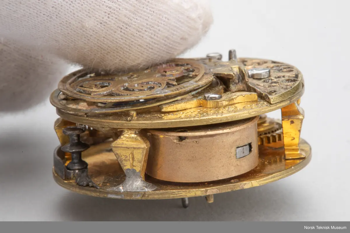 Grovt verk, simpel gravering. uten kjede. Uten skive.