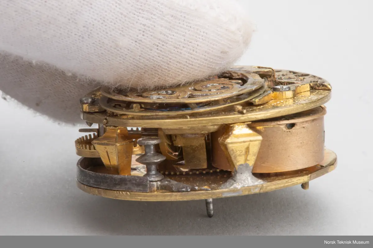 Grovt verk, simpel gravering. uten kjede. Uten skive.