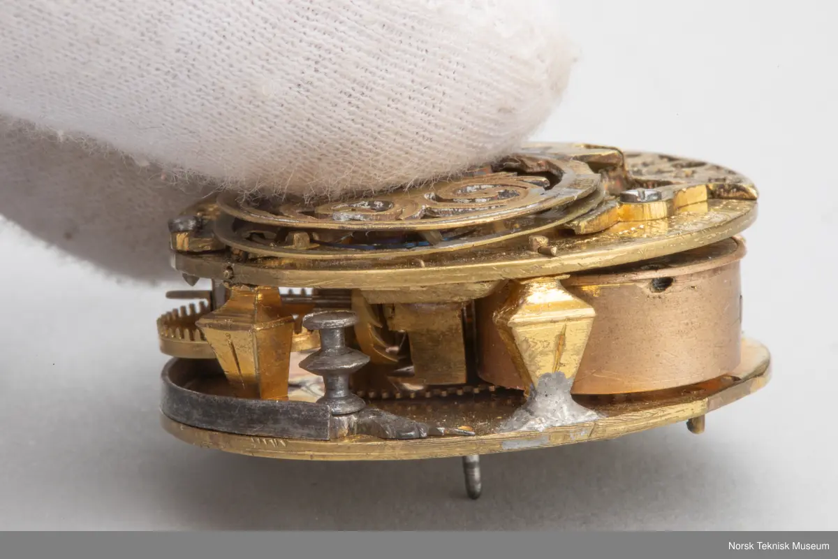 Grovt verk, simpel gravering. uten kjede. Uten skive.