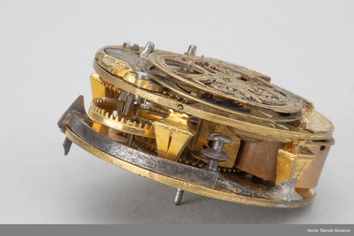 Grovt verk, simpel gravering. uten kjede. Uten skive.