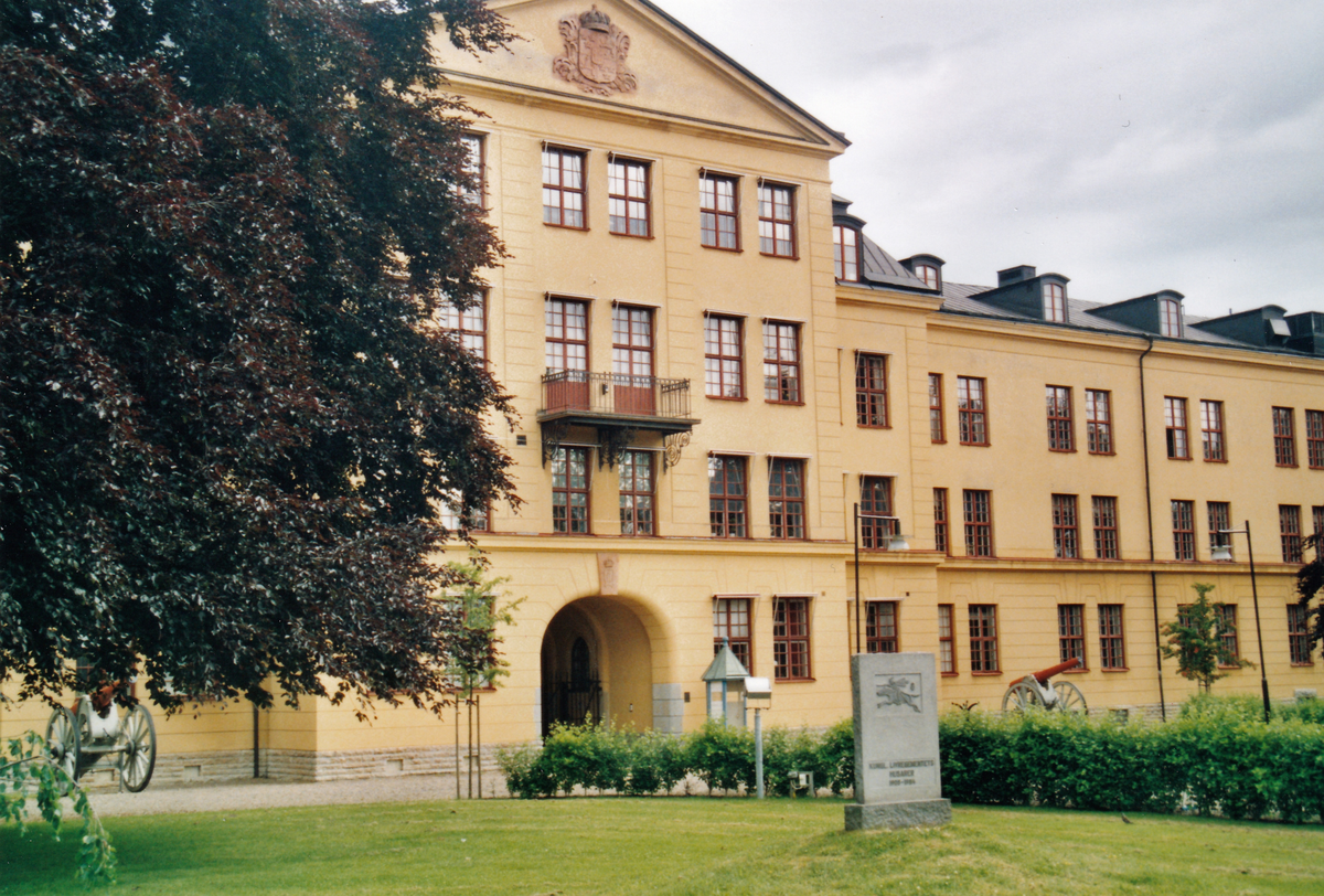 Livregementets husarers kasern, nuvarande Göta Trängregementes, med minnesstenen i förgrunden i Skövde 2003.