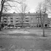 Vy över S:t Larsparken i Linköping med blicken vänd mot Ågatan och gatans nummer 25-21 sett från vänster. Foto 1970.