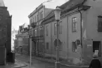 Vid främst 1900-talets mellersta årtionden omdanades våra svenska städer i stor skala. Linköping utgjorde inget undantag. Under perioden 1930-1975 utplånades med något enstaka hus undantaget all bebyggelse i åtminstone 14 kvarter i stadskärnan. Kvarteret Apoteket var ett av dem som vid 1970-talets början närmast totalt utraderades vad äldre hus beträffar. Här Domkyrkogatans löp mot Stora torget 1970 eller möjligen 1971.
