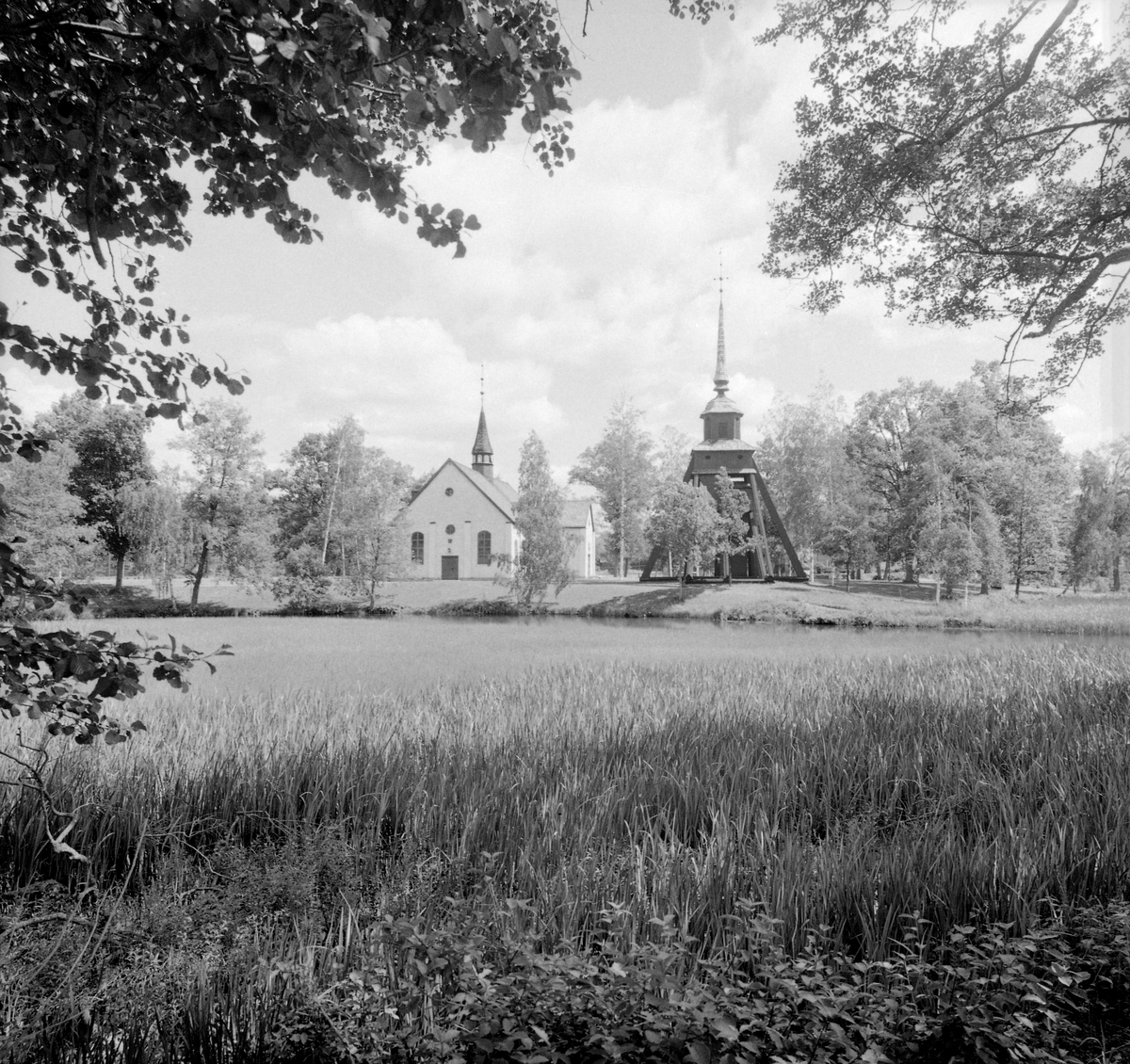 Gusums mässingsbruk anlades 1652 i Ringarums södra sockendel. Bruket fick till följd att denna del av socknen blev alltmer folkrik. Avståndet till moderkyrkan fick efter ett flertal turer till följd att ett litet kapell uppfördes i närheten av bruket. Diskussion om ny och mer rymlig kyrkobyggnad tog efterhand fart och  1731 kunde den avbildade kyrkan invigas. Byggmästare var förmodligen Georg Millerus, som var anställd vid bruket, och murmästare var Petter Spångberg från Norrköping.