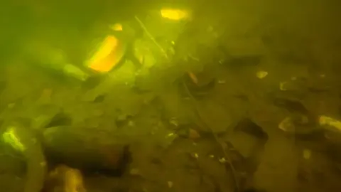 Keramik, flaskor med mera i Karlbergskanalen vid Lilla Hornsberg.