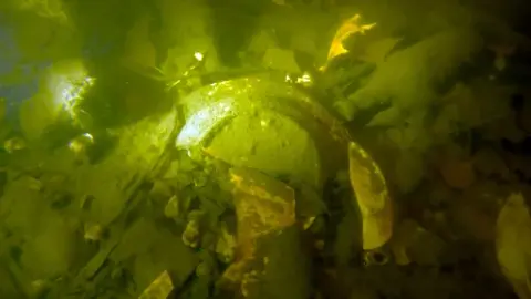 Tallrik och annan keramik i Karlbergskanalen vid Lilla Hornsberg