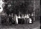 Nårunga. Från vänster: Barnen är Einar, Rudolf och Frithiof Hallhagen (Benjaminsson). Stående Benjamin Andersson, Fridolf Benjaminsson, okänd, Betty och Hanna Benjaminsson. Resten okända
