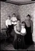 Gruppbild, kvinna och barn