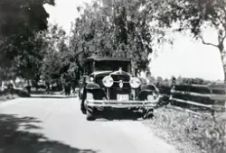 Vang, Sælid gård, en personbil med registreringsskilt D-133 