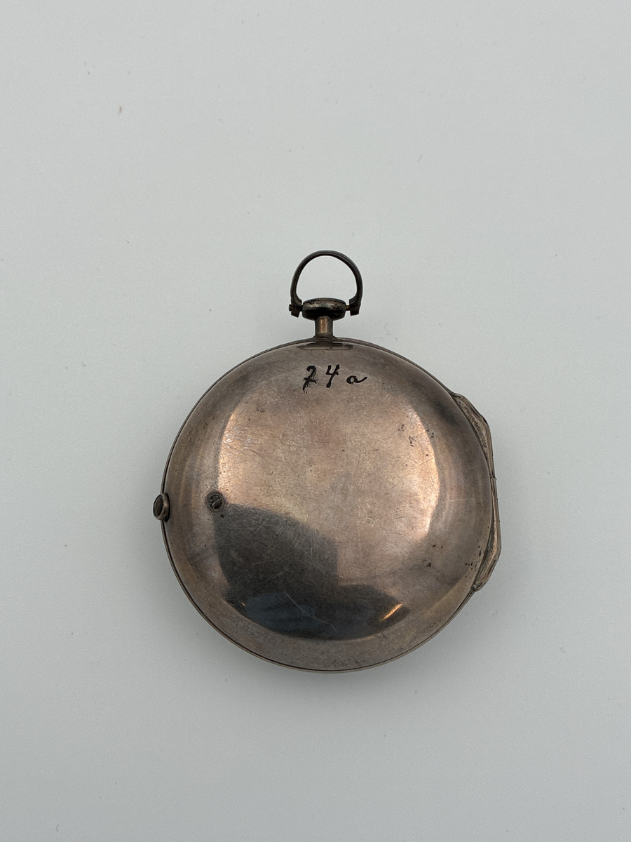 Fickur med urtavla av vit emalj med romerska siffror för timmar och arabiska siffror för minuter. Även signerat Lindquist Stockholm i svart. Urverket signerat "Jh Lindquist Stockholm N: 328" och avser hovurmakare Johan Lindquist (1728-1779). 

Boett av silver med stämplar: 
Mästarstämpel: IL = Johan Lindqvist 
Årsbokstav: E = 1763
Kattfot/tre kronor