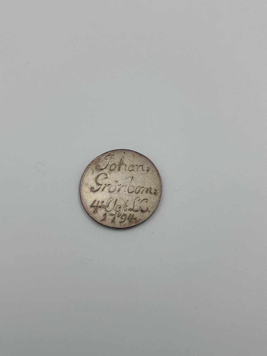 Medalj med inskription: "För framsteg i wetenskaperne" inom lagerkrans. På andra sidan: "Johan Grönblom 4e class LC 1794". Medaljtypen delades ut på Karlbergs kadettskola i Stockholm. 

Tilldelad givarens morfar major Johan Grönbom, Alingsås.