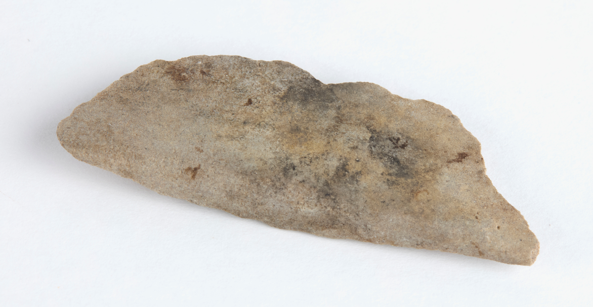 Stycke av sandstensbryne.