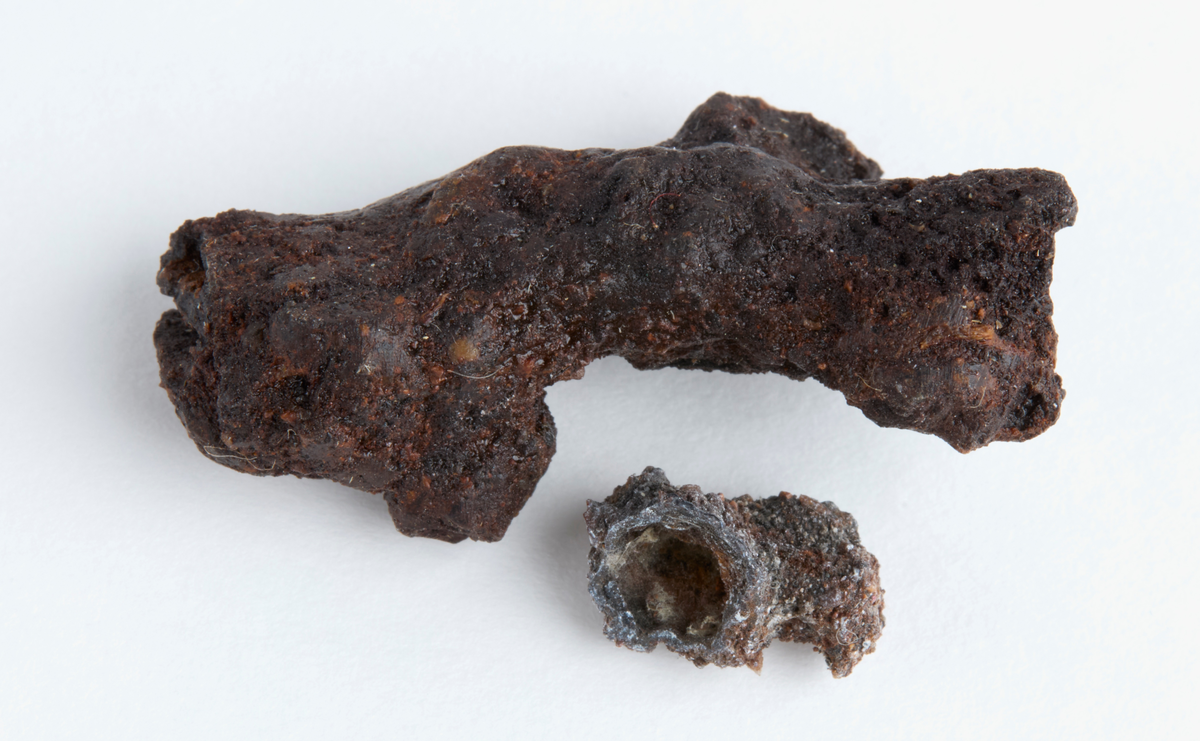 Ett fragment med rektangulärt tvärsnitt (3x4 mm) samt ett ytterst litet fragment.