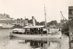 Bogserfartyget RABOTNIK av Astrachan ligger förstöjd vid ham