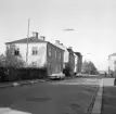 Del av Sandgatans löp utmed kvarteret Falken i Linköping. Vy från söder 1970.