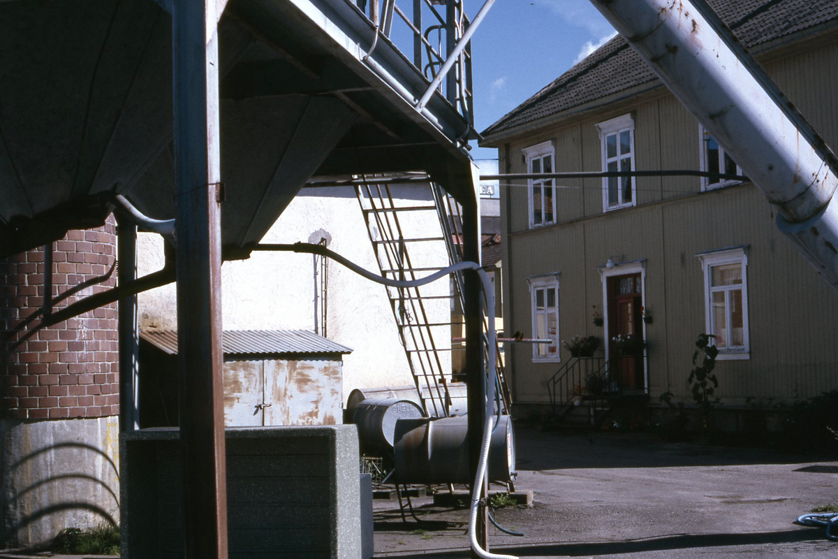 Midtbyen – meieriet og Holmgården til høyre