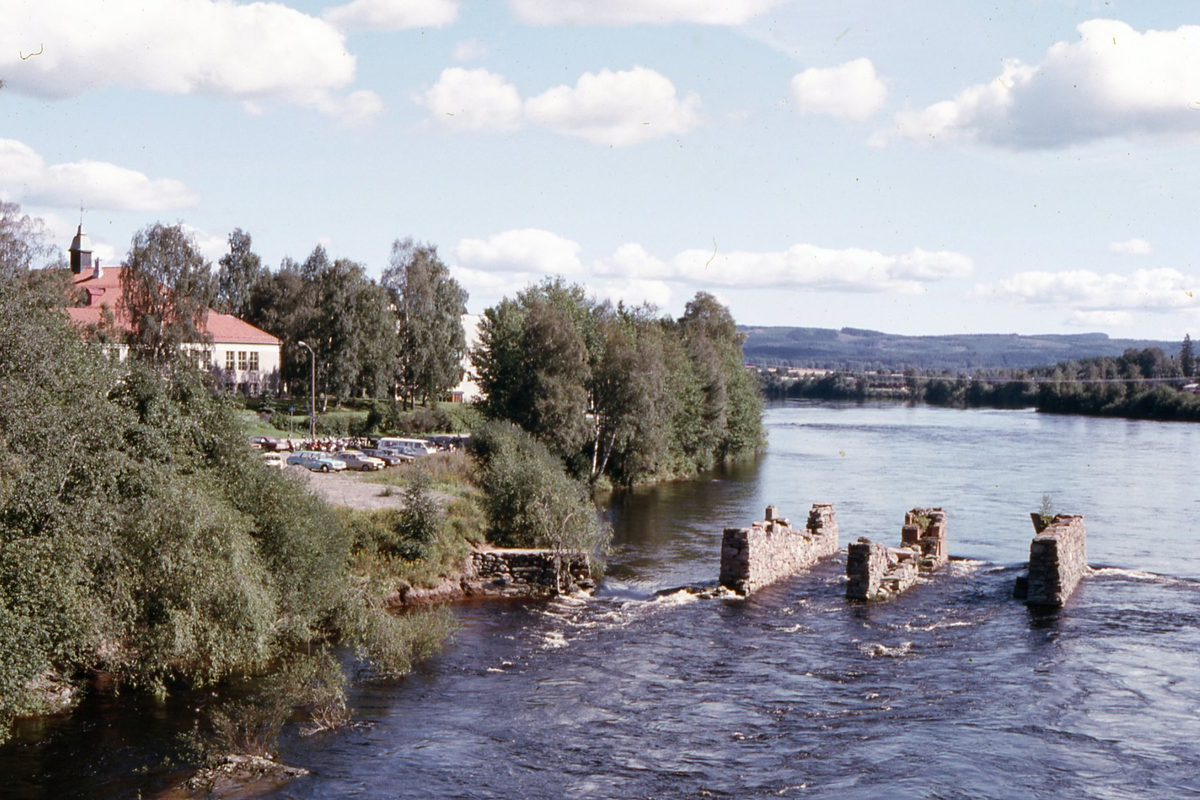 Folkeskolen og mølleruinene sett fra hengebrua