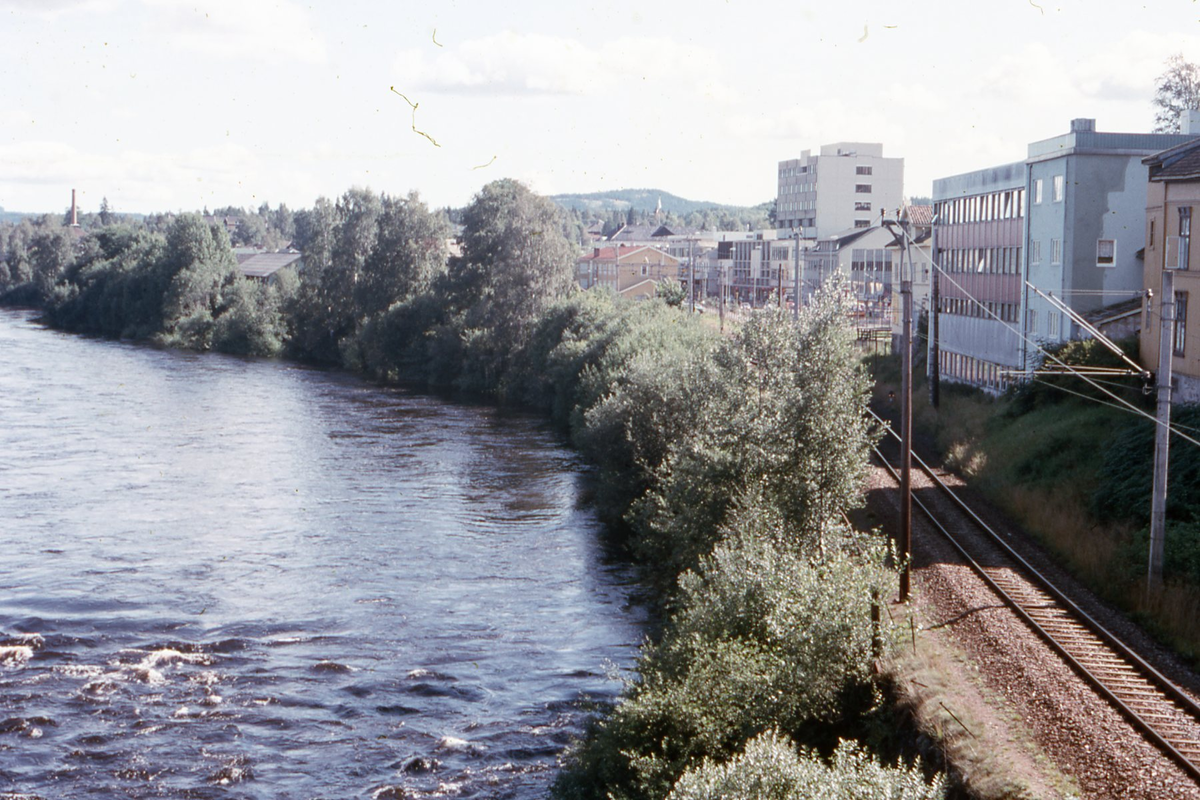 Glommengata og jernbanen sett fra hengebrua