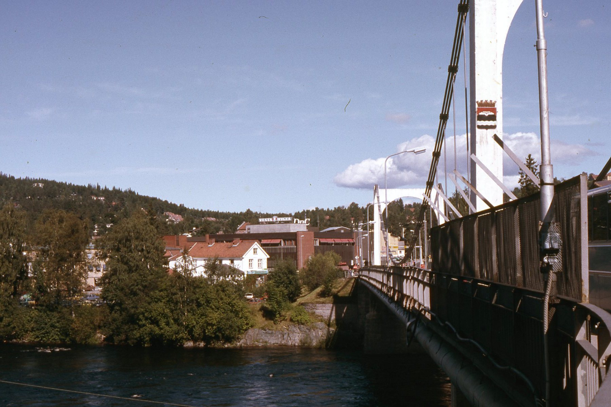 Midtbyen og hengebrua sett fra søndre bruende