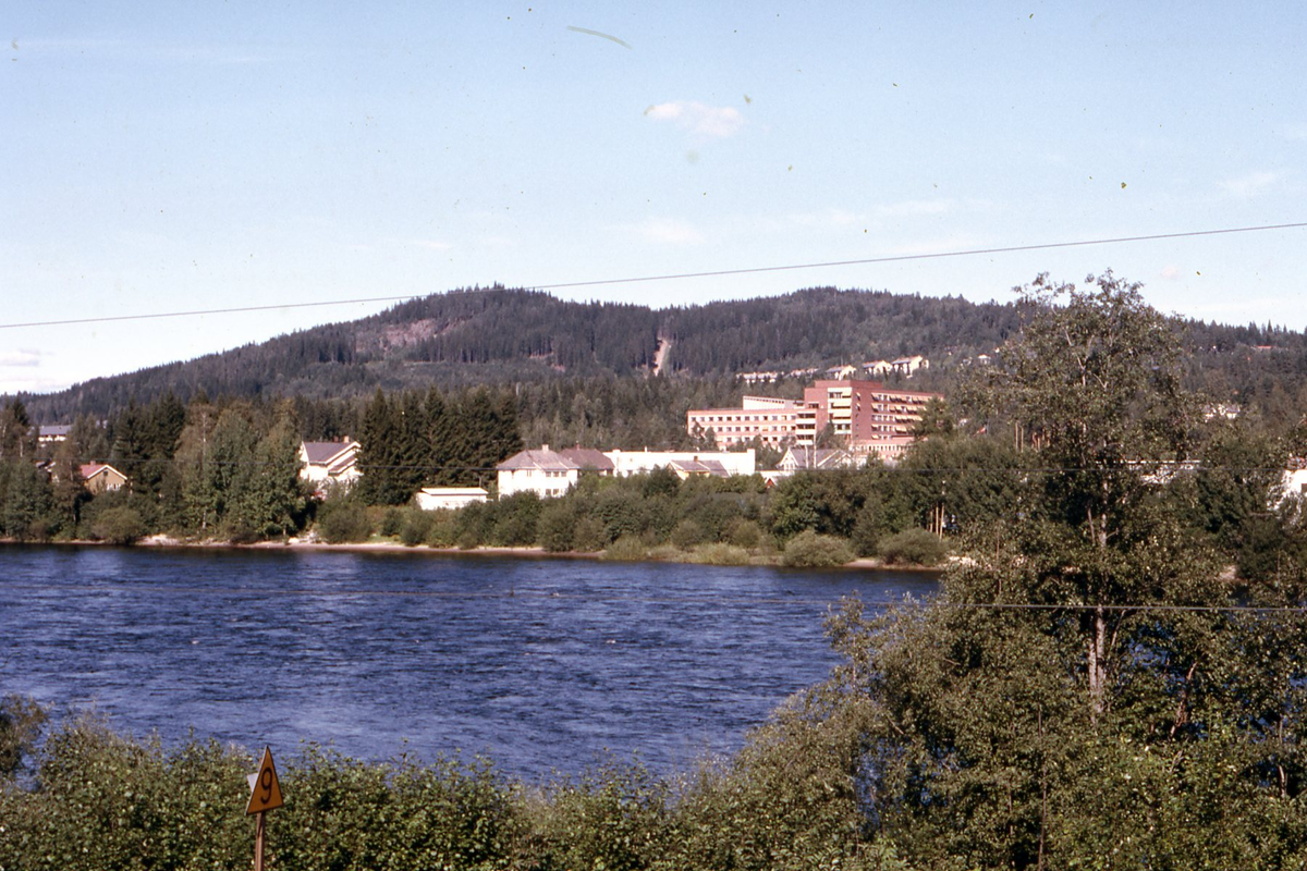 Midtbyen og sykehuset sett fra søndre bruende
