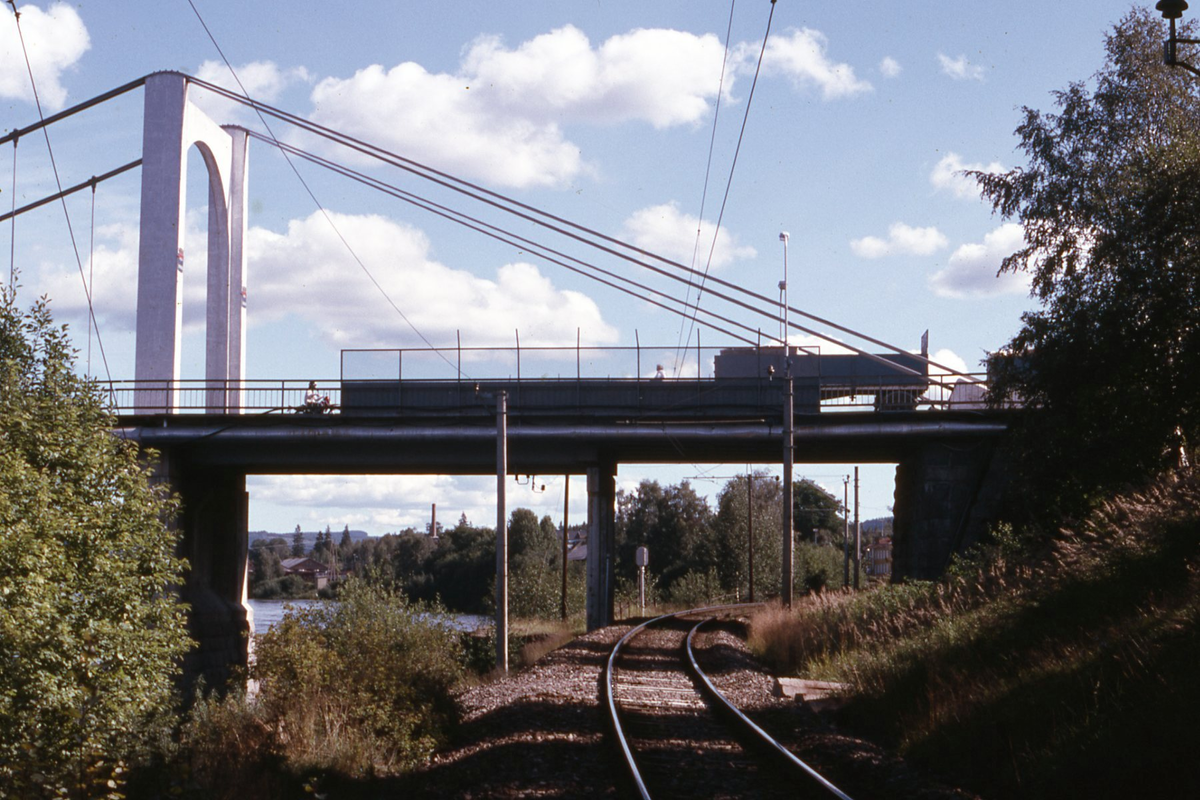 Jernbanen og hengebrua