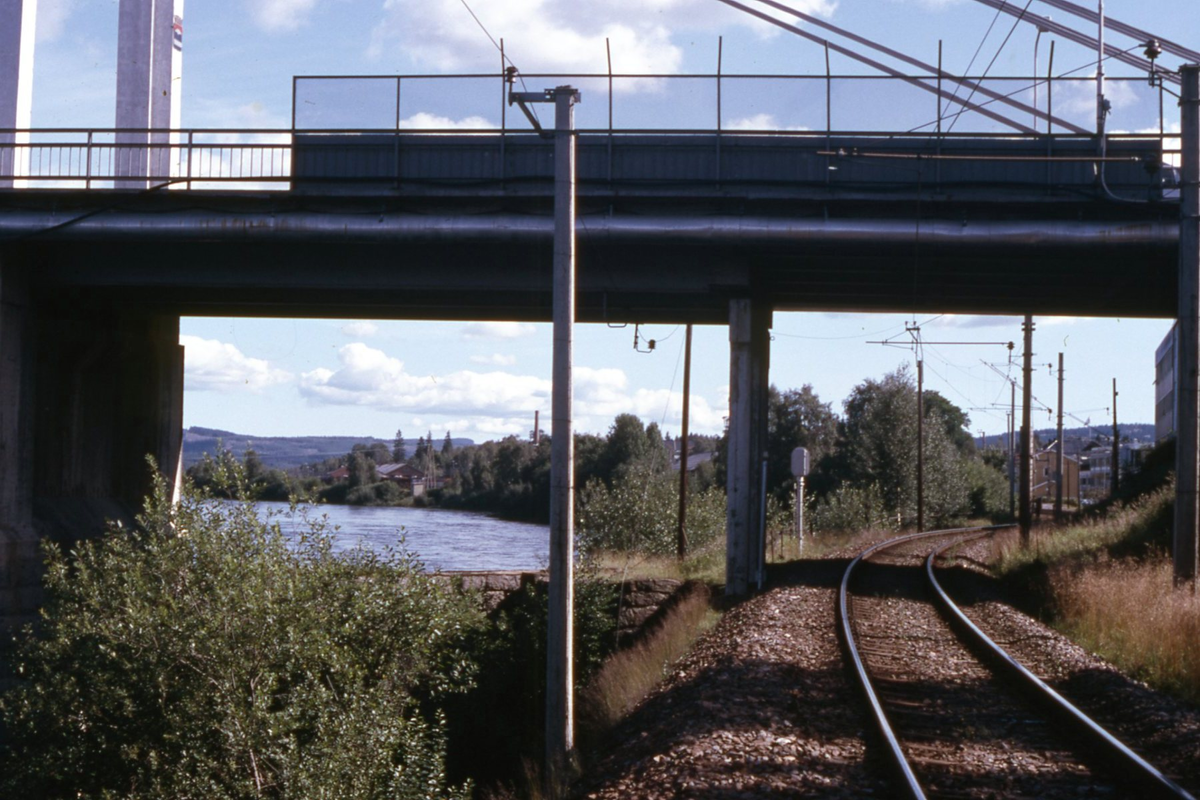 Jernbanen under hengebrua