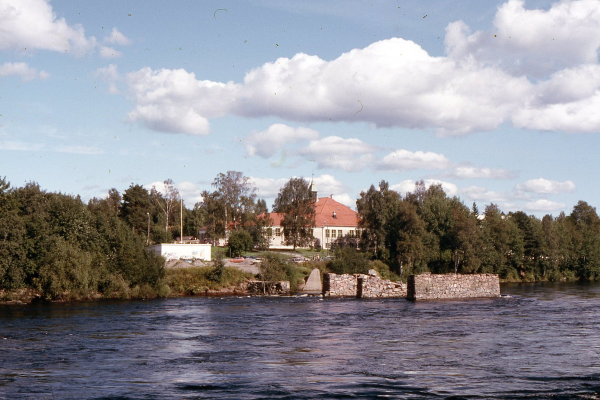 Folkeskolen og mølleruinene sett fra jernbanelinjen