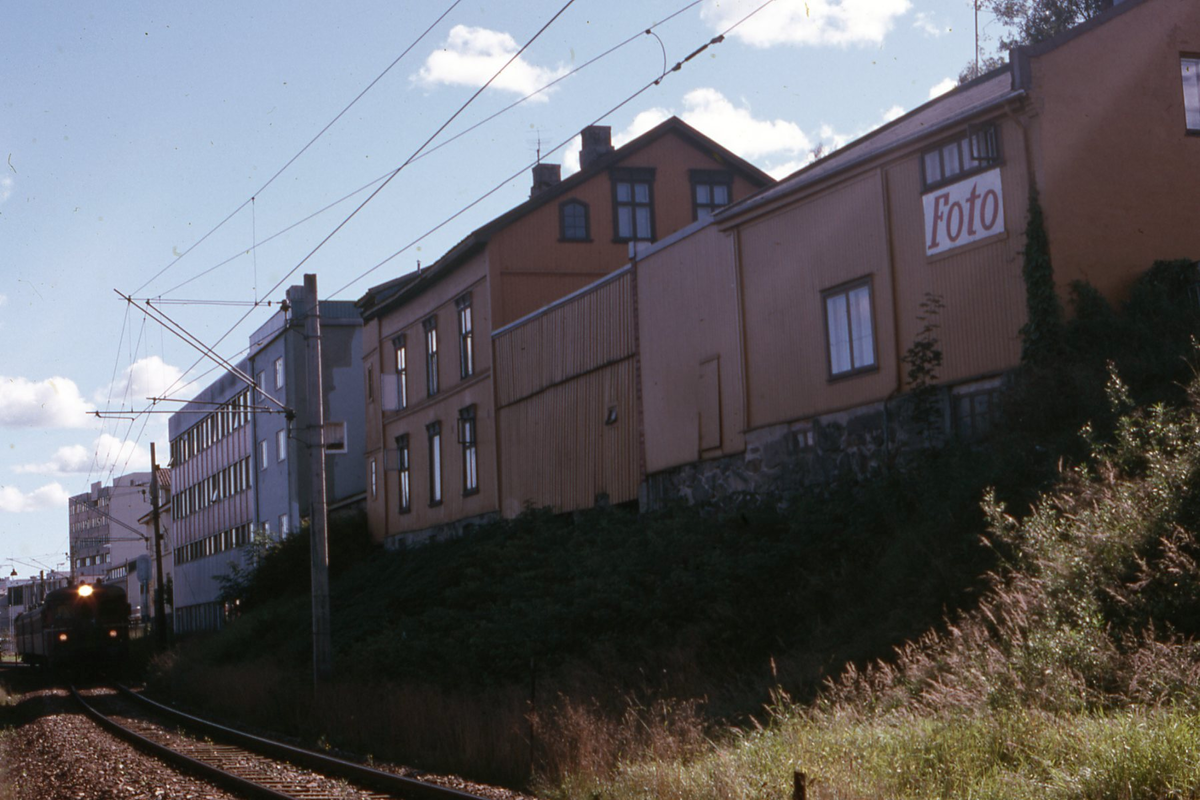 Husrekke i Glommengata sett fra jernbanelinjen