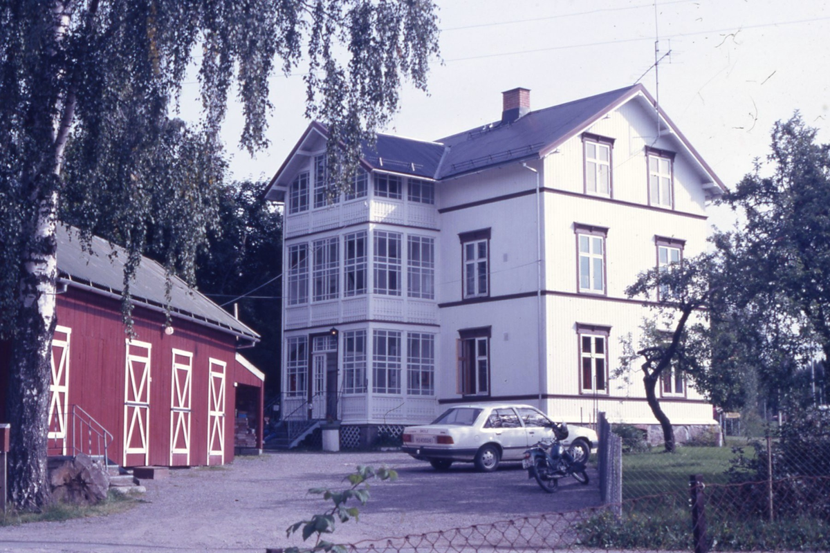 Stasjonssida – Østre Solørveg 1 med uthus