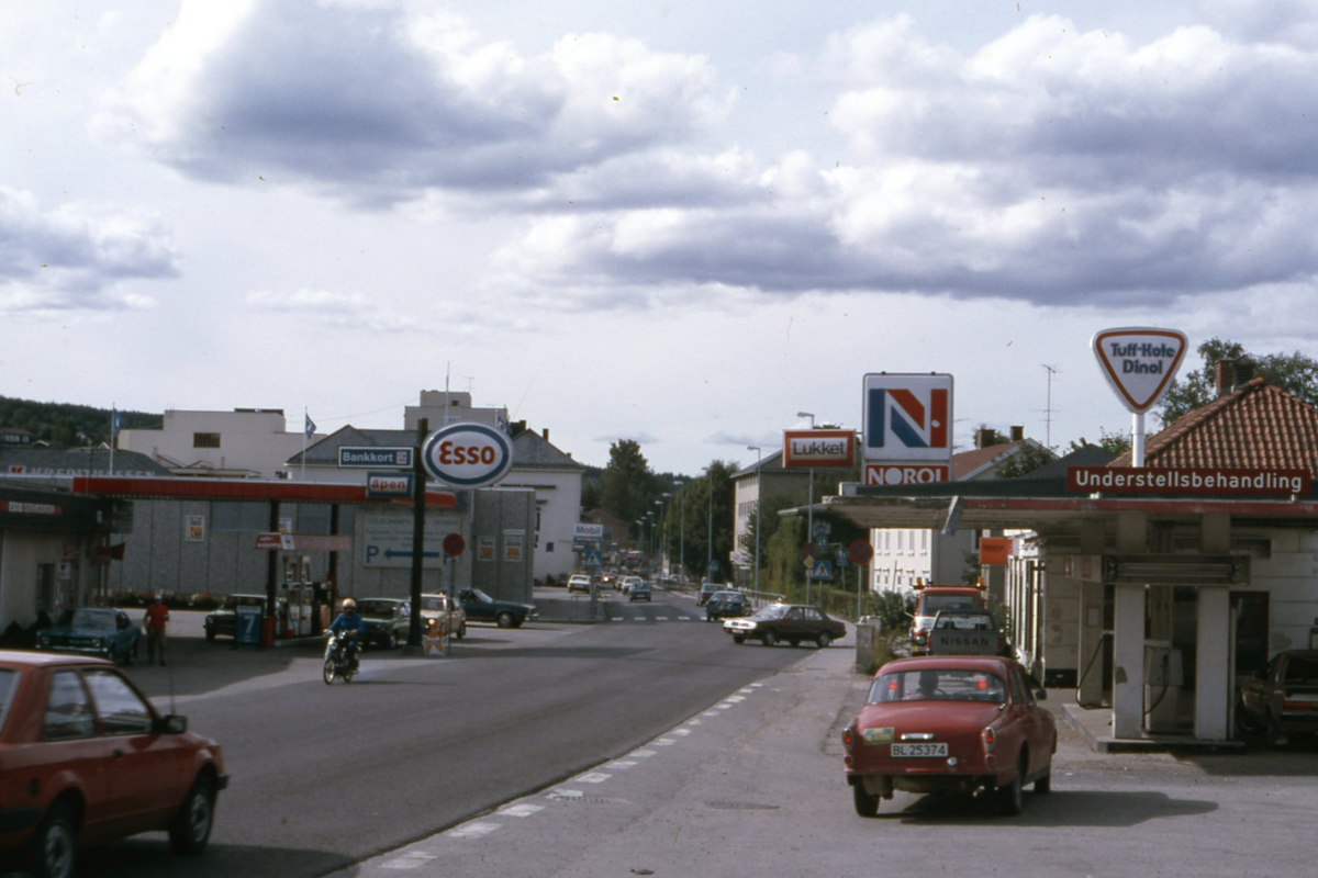 Stasjonssida – Brugata, Esso og Sundehjørnet