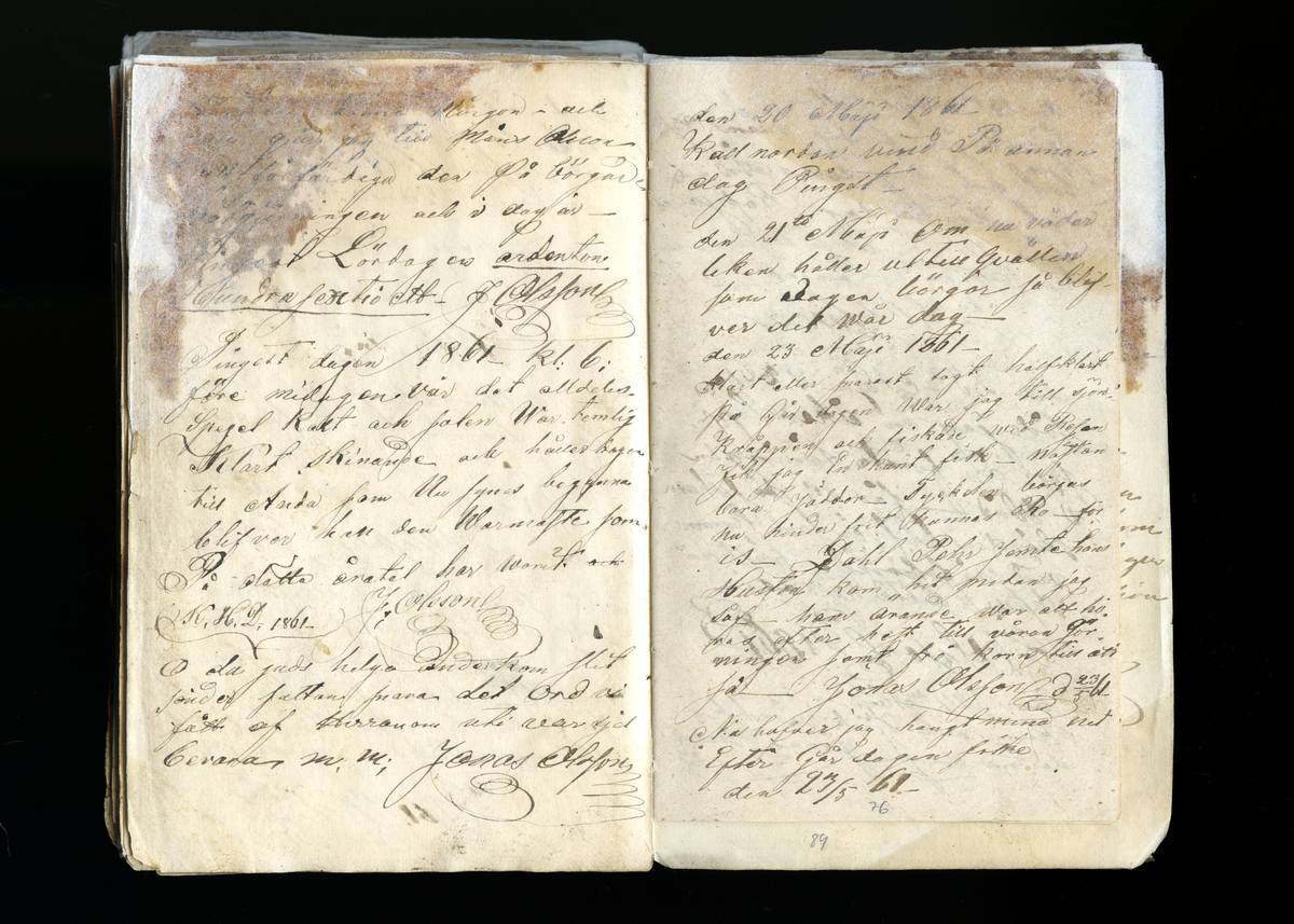 Dagböcker och andra anteckningar förda av storbonden och bössmeden Jonas Olsson (1832-1895) i Fågelsjö, Los mellan åren 1851 och 1892. Dagböckerna berör vardagens arbete, händelser i familjen och byn, förtretligheter, glädjeämnen och sorg. Böckerna förda i varierande frekvens med både dagliga och strödda anteckningar. Hela luckor år 1862-63, 1870-78, 1880-83 samt 1885-56. Dagboken förd i böcker med blandat innehåll, där dagboksanteckningarna är instoppade. Jonas Olssons dagboksanteckningar finns även transkriberade och publicerade i boken "Min hand är icke begåfvad att föra en skikliger penna", 2009.
