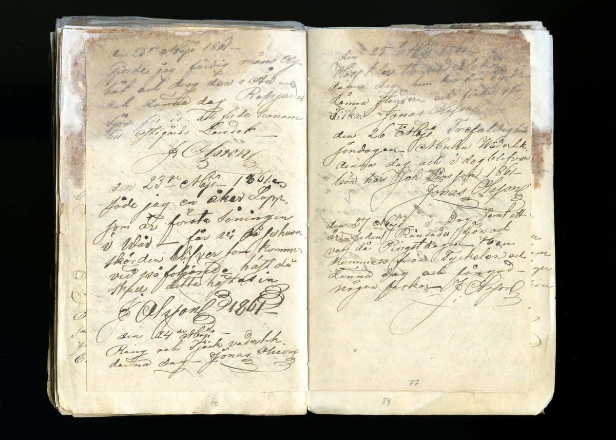 Dagböcker och andra anteckningar förda av storbonden och bössmeden Jonas Olsson (1832-1895) i Fågelsjö, Los mellan åren 1851 och 1892. Dagböckerna berör vardagens arbete, händelser i familjen och byn, förtretligheter, glädjeämnen och sorg. Böckerna förda i varierande frekvens med både dagliga och strödda anteckningar. Hela luckor år 1862-63, 1870-78, 1880-83 samt 1885-56. Dagboken förd i böcker med blandat innehåll, där dagboksanteckningarna är instoppade. Jonas Olssons dagboksanteckningar finns även transkriberade och publicerade i boken "Min hand är icke begåfvad att föra en skikliger penna", 2009.
