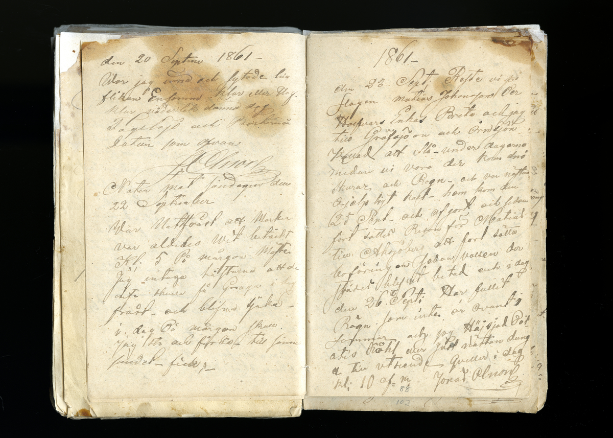 Dagböcker och andra anteckningar förda av storbonden och bössmeden Jonas Olsson (1832-1895) i Fågelsjö, Los mellan åren 1851 och 1892. Dagböckerna berör vardagens arbete, händelser i familjen och byn, förtretligheter, glädjeämnen och sorg. Böckerna förda i varierande frekvens med både dagliga och strödda anteckningar. Hela luckor år 1862-63, 1870-78, 1880-83 samt 1885-56. Dagboken förd i böcker med blandat innehåll, där dagboksanteckningarna är instoppade. Jonas Olssons dagboksanteckningar finns även transkriberade och publicerade i boken "Min hand är icke begåfvad att föra en skikliger penna", 2009.
