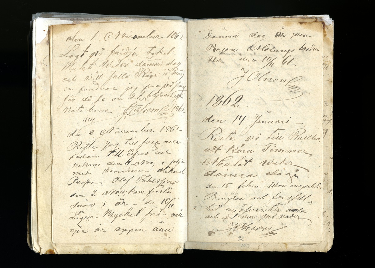 Dagböcker och andra anteckningar förda av storbonden och bössmeden Jonas Olsson (1832-1895) i Fågelsjö, Los mellan åren 1851 och 1892. Dagböckerna berör vardagens arbete, händelser i familjen och byn, förtretligheter, glädjeämnen och sorg. Böckerna förda i varierande frekvens med både dagliga och strödda anteckningar. Hela luckor år 1862-63, 1870-78, 1880-83 samt 1885-56. Dagboken förd i böcker med blandat innehåll, där dagboksanteckningarna är instoppade. Jonas Olssons dagboksanteckningar finns även transkriberade och publicerade i boken "Min hand är icke begåfvad att föra en skikliger penna", 2009.
