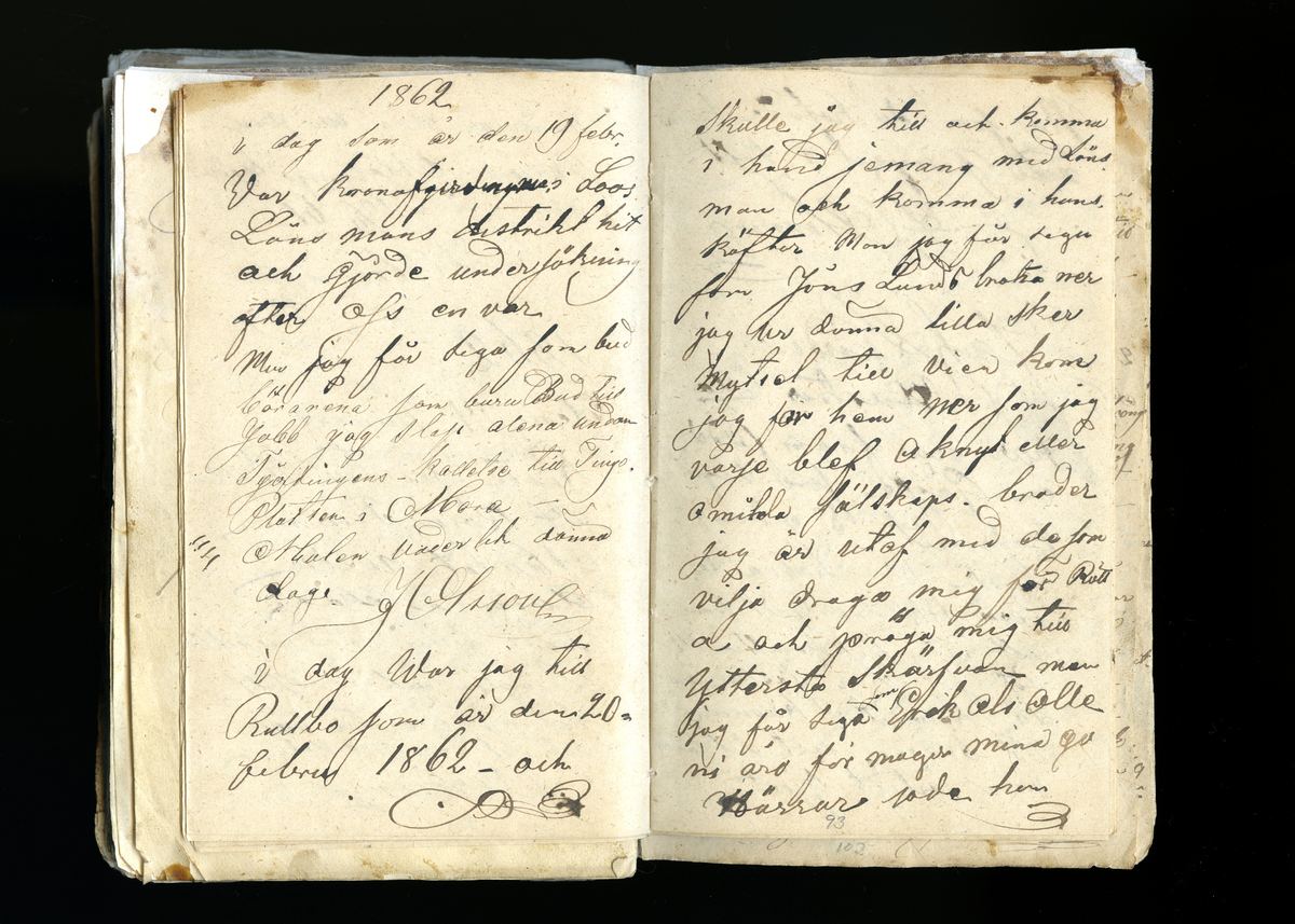 Dagböcker och andra anteckningar förda av storbonden och bössmeden Jonas Olsson (1832-1895) i Fågelsjö, Los mellan åren 1851 och 1892. Dagböckerna berör vardagens arbete, händelser i familjen och byn, förtretligheter, glädjeämnen och sorg. Böckerna förda i varierande frekvens med både dagliga och strödda anteckningar. Hela luckor år 1862-63, 1870-78, 1880-83 samt 1885-56. Dagboken förd i böcker med blandat innehåll, där dagboksanteckningarna är instoppade. Jonas Olssons dagboksanteckningar finns även transkriberade och publicerade i boken "Min hand är icke begåfvad att föra en skikliger penna", 2009.

