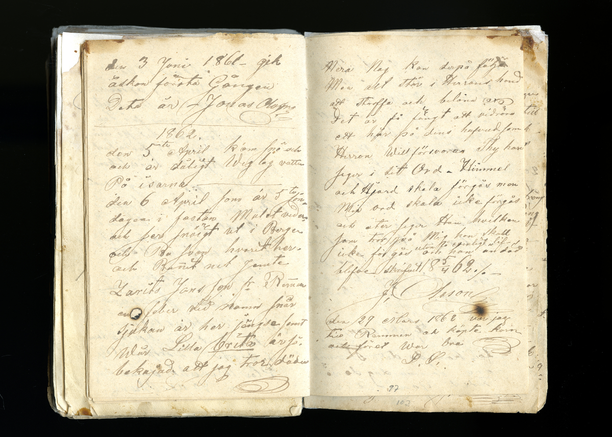Dagböcker och andra anteckningar förda av storbonden och bössmeden Jonas Olsson (1832-1895) i Fågelsjö, Los mellan åren 1851 och 1892. Dagböckerna berör vardagens arbete, händelser i familjen och byn, förtretligheter, glädjeämnen och sorg. Böckerna förda i varierande frekvens med både dagliga och strödda anteckningar. Hela luckor år 1862-63, 1870-78, 1880-83 samt 1885-56. Dagboken förd i böcker med blandat innehåll, där dagboksanteckningarna är instoppade. Jonas Olssons dagboksanteckningar finns även transkriberade och publicerade i boken "Min hand är icke begåfvad att föra en skikliger penna", 2009.
