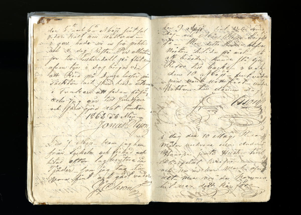 Dagböcker och andra anteckningar förda av storbonden och bössmeden Jonas Olsson (1832-1895) i Fågelsjö, Los mellan åren 1851 och 1892. Dagböckerna berör vardagens arbete, händelser i familjen och byn, förtretligheter, glädjeämnen och sorg. Böckerna förda i varierande frekvens med både dagliga och strödda anteckningar. Hela luckor år 1862-63, 1870-78, 1880-83 samt 1885-56. Dagboken förd i böcker med blandat innehåll, där dagboksanteckningarna är instoppade. Jonas Olssons dagboksanteckningar finns även transkriberade och publicerade i boken "Min hand är icke begåfvad att föra en skikliger penna", 2009.
